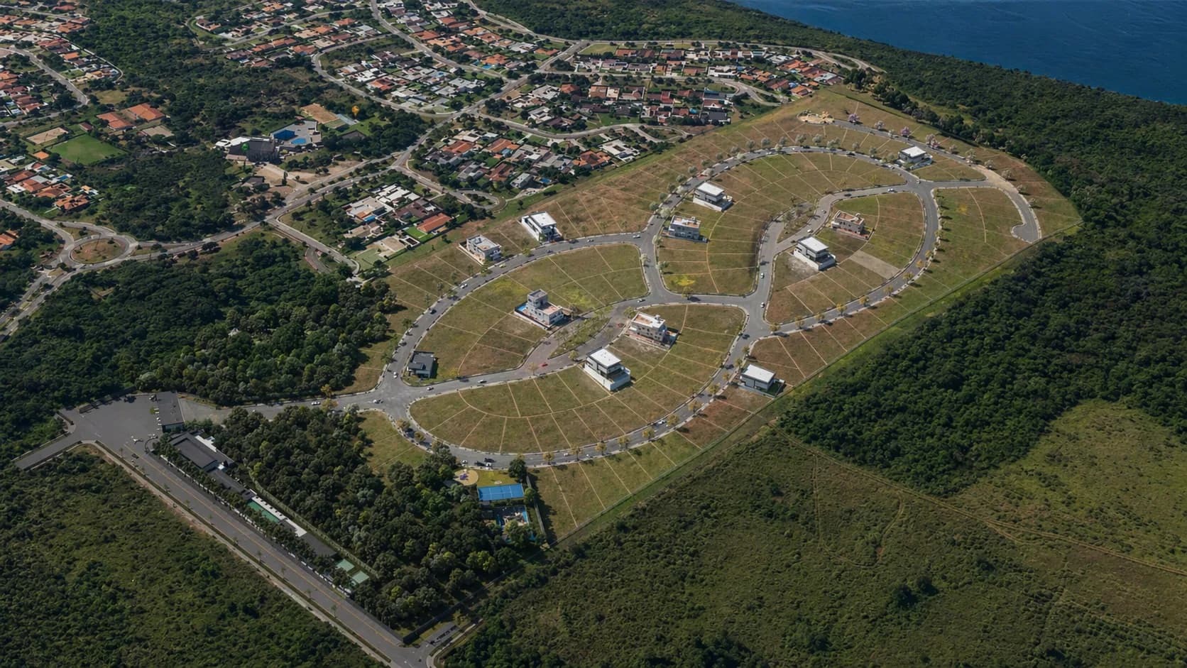 Vista aérea do Infinitus Residence com o Rio Paraná ao fundo em Foz do Iguaçu
