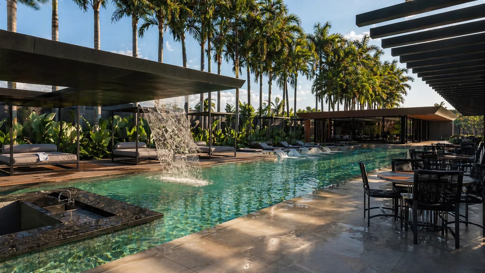 Piscina com cascata e palmeiras